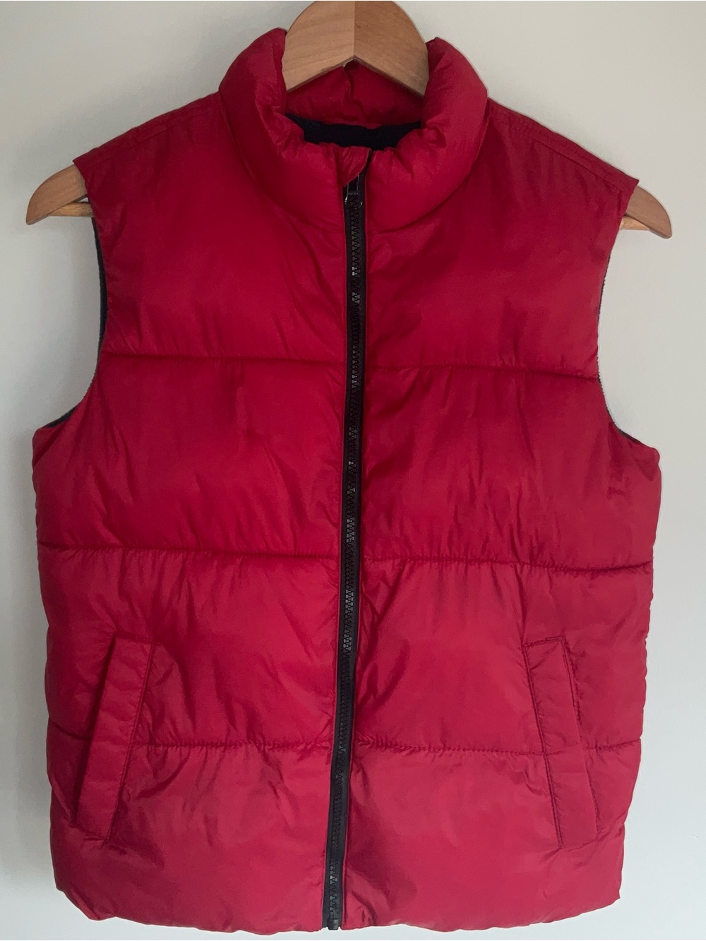 Old Navy Youth Puffer Vest in Red and Size L(10-12)